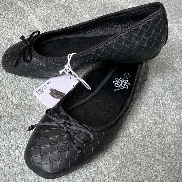 Serra Shoes - NWT Serra Ladies Black Flats Weave Design With Decorative Bow